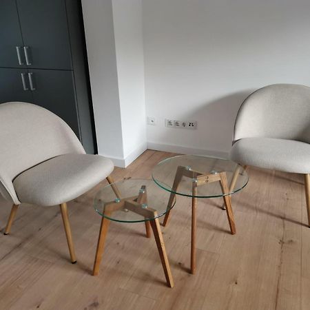 Modernes Stilvoll Eingerichtetes Appartement เริสราท ภายนอก รูปภาพ