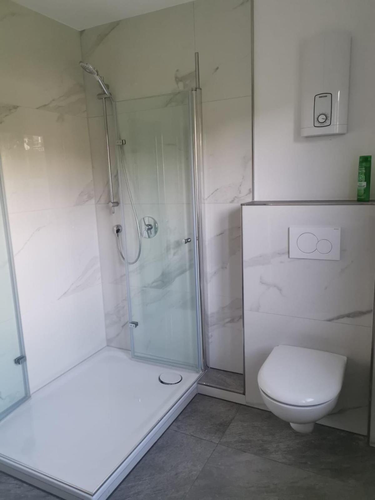 Modernes Stilvoll Eingerichtetes Appartement เริสราท ภายนอก รูปภาพ