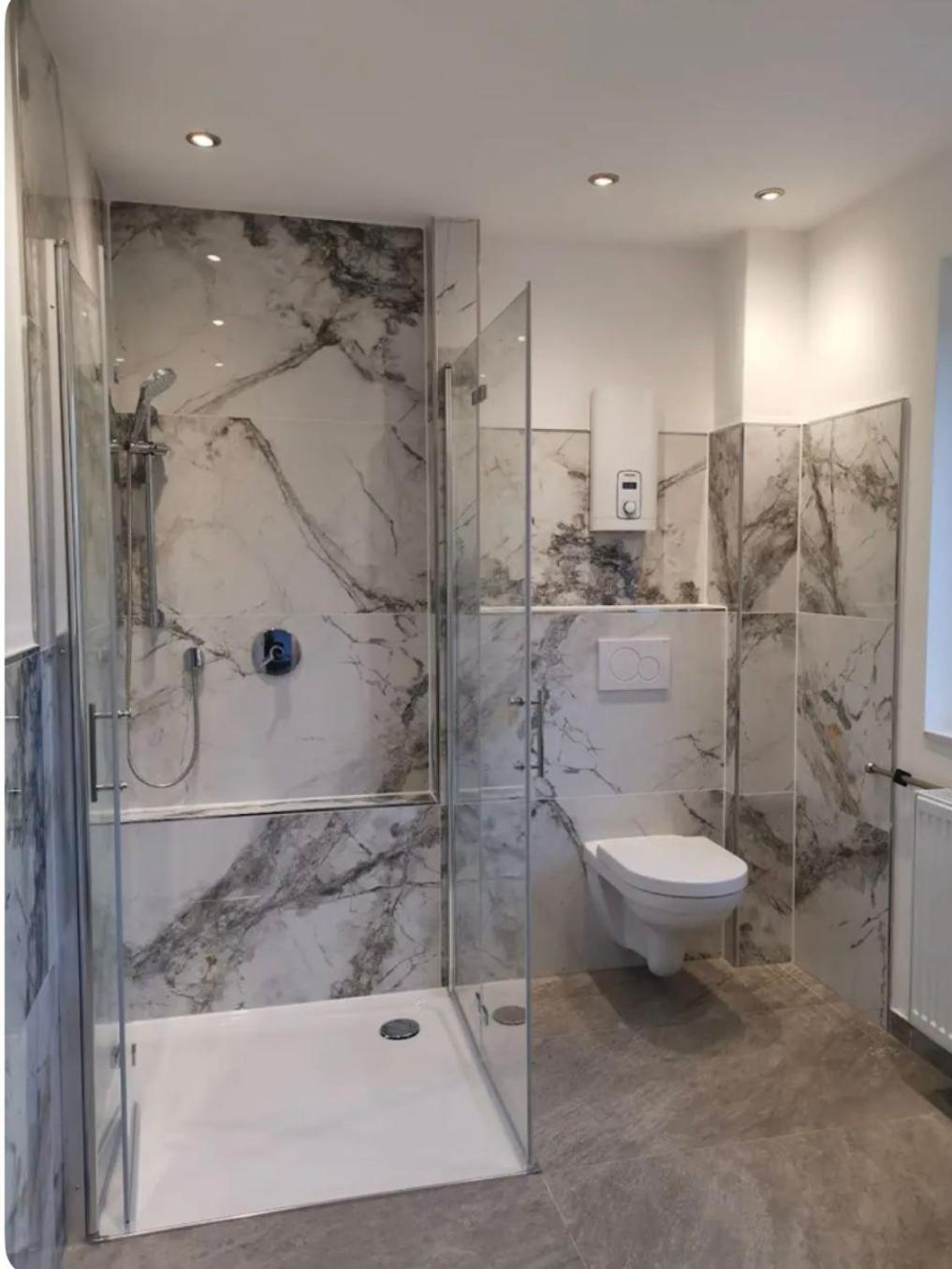 Modernes Stilvoll Eingerichtetes Appartement เริสราท ภายนอก รูปภาพ