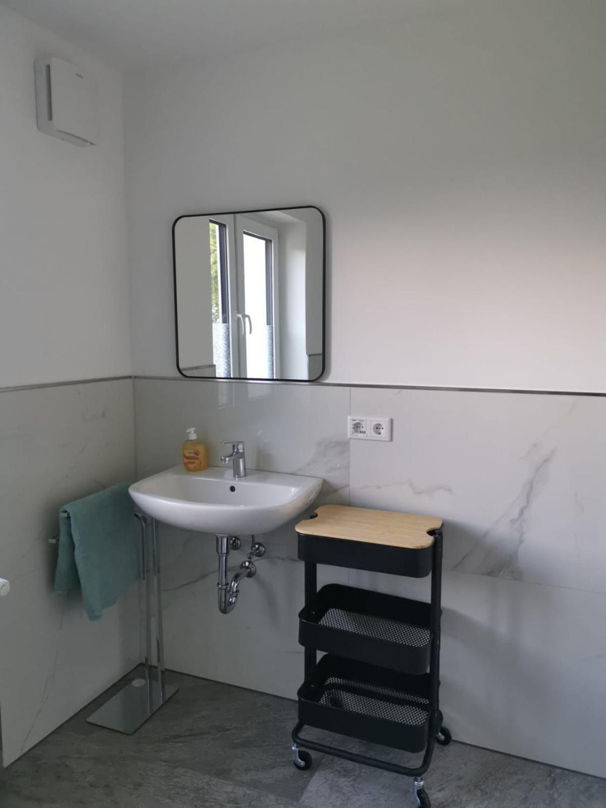 Modernes Stilvoll Eingerichtetes Appartement เริสราท ภายนอก รูปภาพ