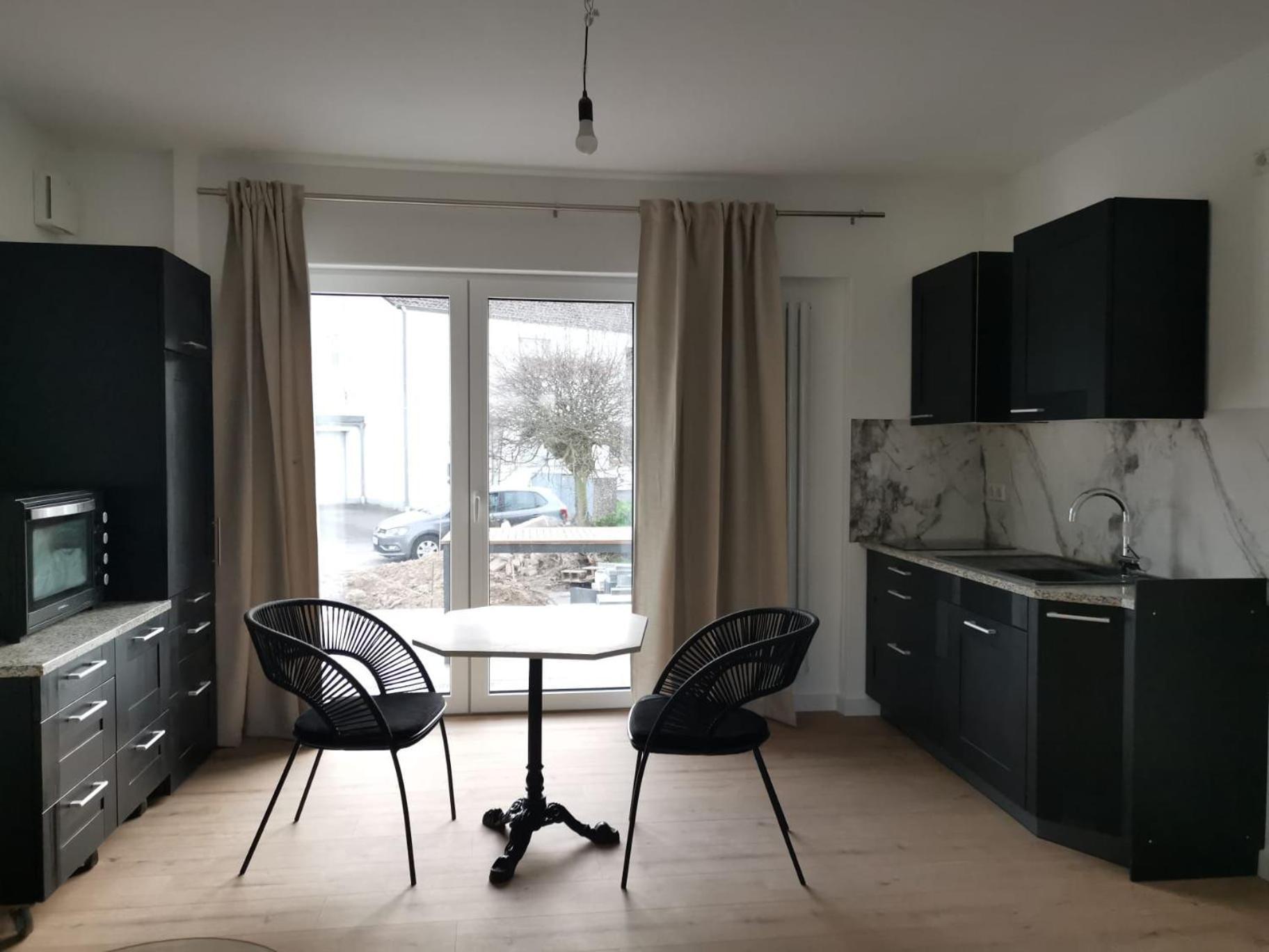 Modernes Stilvoll Eingerichtetes Appartement เริสราท ภายนอก รูปภาพ